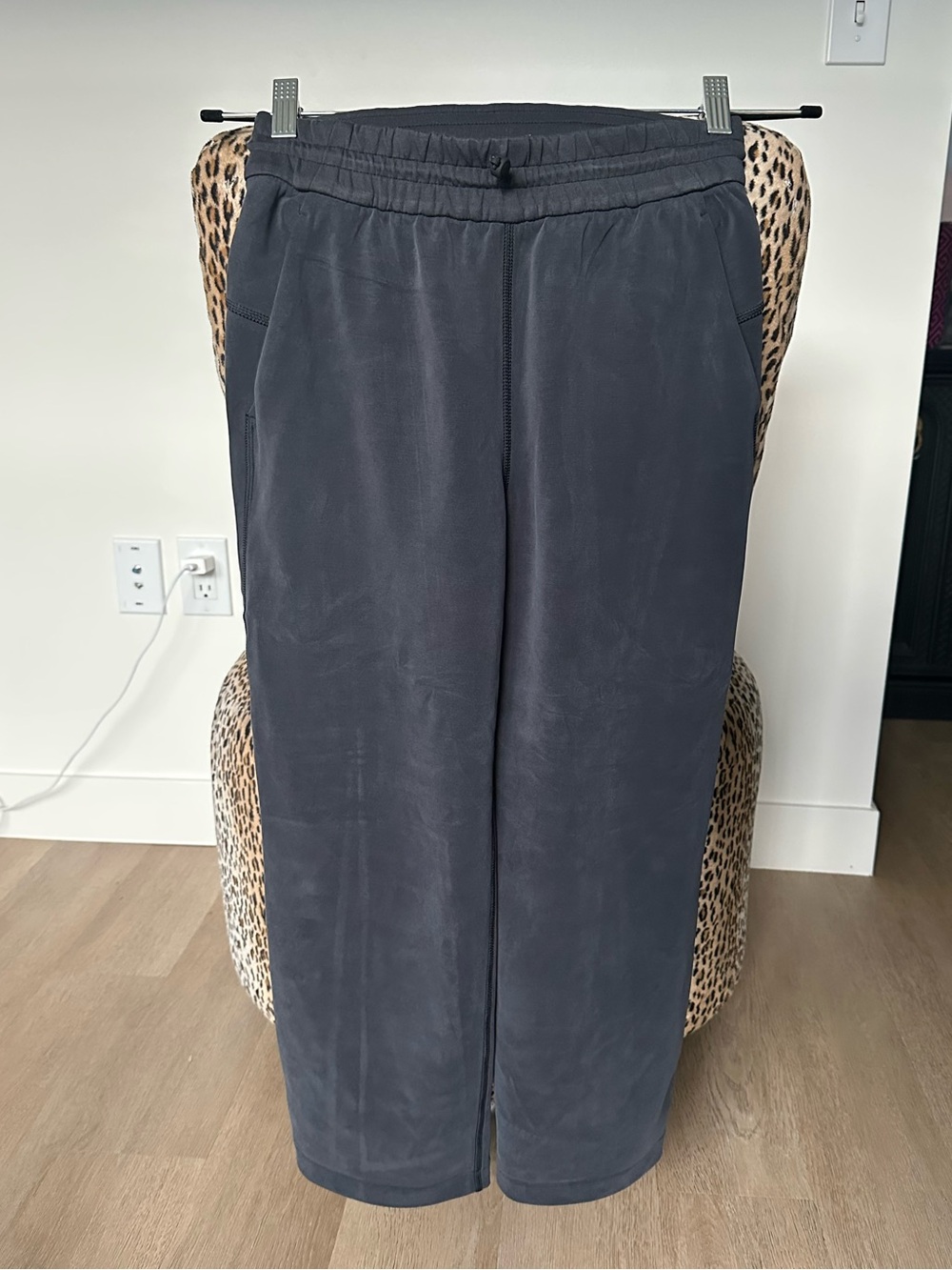 Softstreme High-Rise Straight-Leg Cropped Pant - black